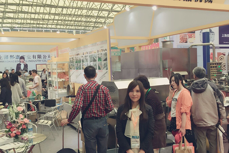 Profundizando en el mercado local · Conectando con el mundo — Exhibición de equipos de panadería de alta calidad